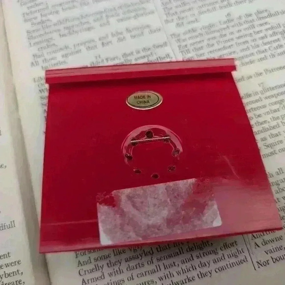 Heart brooch  with snowflake design - Picture 7 of 7